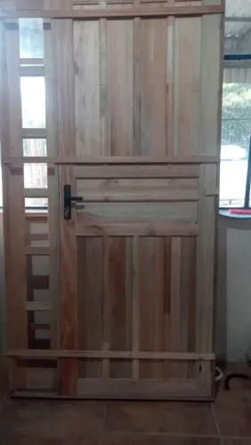 Porta com vitro, esquerda. 2,10 de altura por 1,10 de largura. eucalipto tratado. 