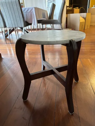 Mesa de canto com mármore antiga