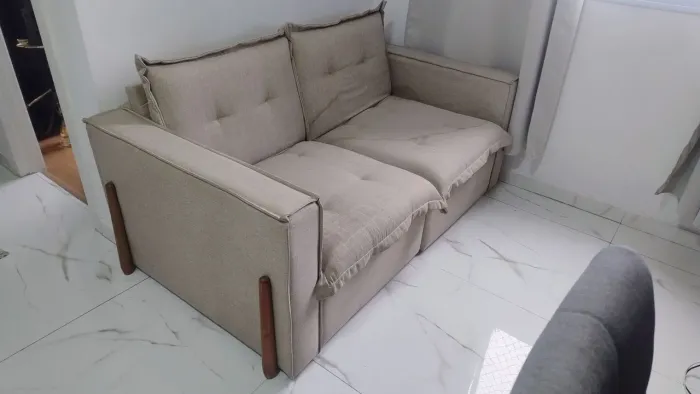 Sofá (sob medida, da loja Meu Sofá) retrátil bege, elegante e moderno, dois lugares.