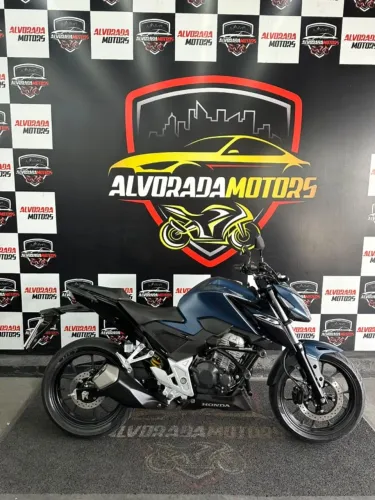 cb 300 twister 2025 5.200 km apenas. Já emplacada e à pronta entrega