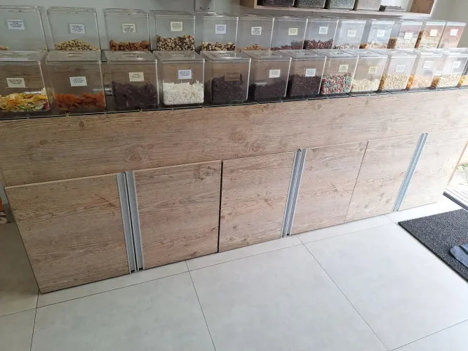 Vendo móveis MDF com gavetas para estoque e praleteiras de vidro!