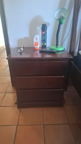 Mesa de Cabeceira / Criado-Mudo em Madeira Maciça com 3 Gavetas