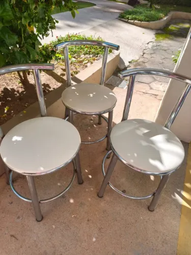 Banquetas com encosto e base cromado e assento estofado