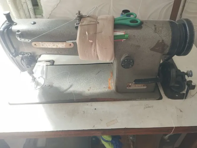 Máquina de costura industrial reta