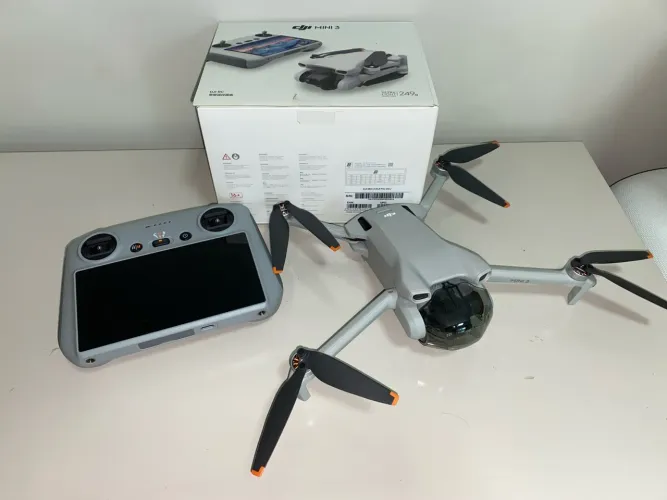 Drone DJI Mini 3 com tela