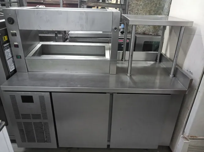 Balcão refrigerado Macom, condimentadora superior, funcionalidade perfeita