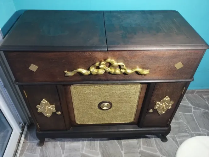 Rádio vitrola antiga 