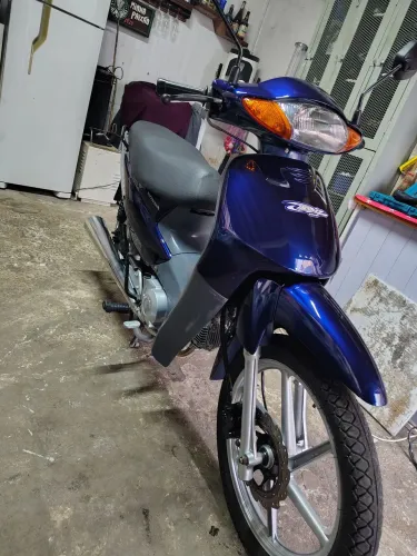a Honda biz 100 partida elétrica freio a disco roda liga leve