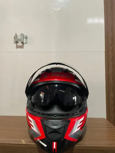 Capacete LS2 com óculos interno 