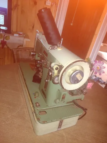 VENDO OU TROCO MÁQUINA DE COSTURA 