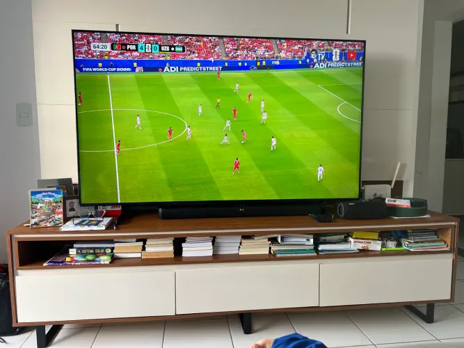 Painel e Rack modernos e que combinam para sala