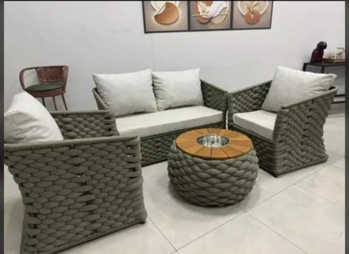 Jogo de namoradeira na trama cinza.
