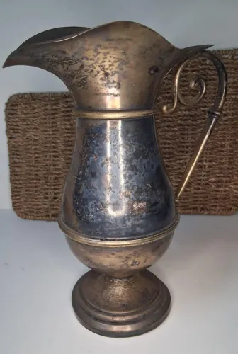 Ânfora em latão antiga com marcas do tempo