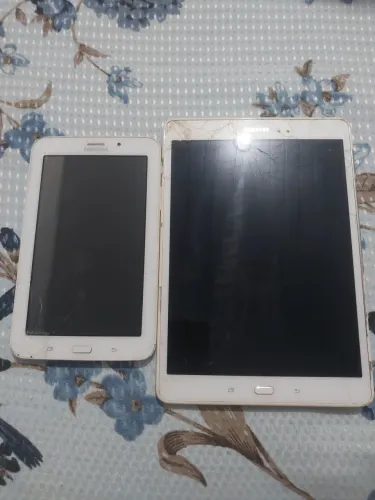 Dois Tablets Samsung Uso de Peças