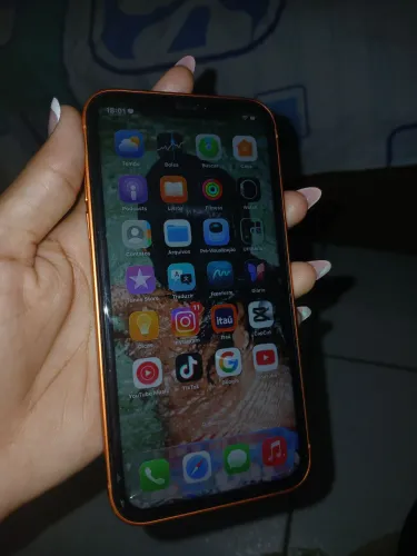 Vende_se um iPhone 11 na carcaça do 17