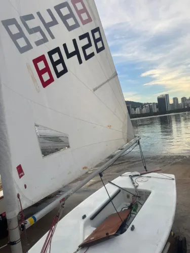 Barco veleiro laser vela radial