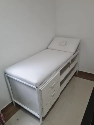 Vendo cama de estética semi nova !! Para você que está começando agora um excelente valor.