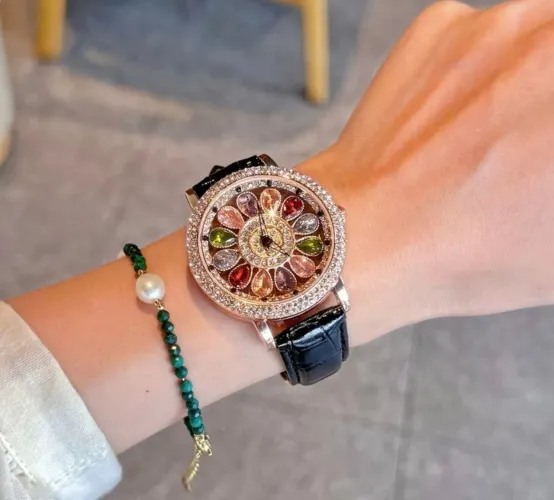 Relógio Feminino Quartz Grande com Pedraria Giratória