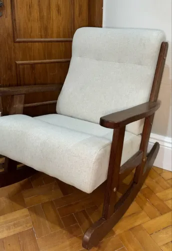 Poltrona de Balanço Vintage em Madeira Maciça - Estofado Off-White/Cinza claro