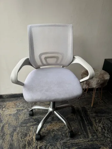 Cadeira branca escritório home office