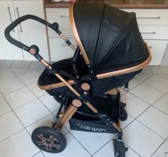 Carrinho de bebê com bebê conforto Club Baby