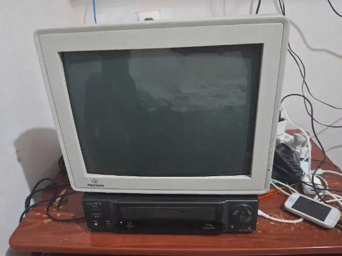 Monitor para PC CRT Positivo, 17 Polegadas, resolução 1280x1024.