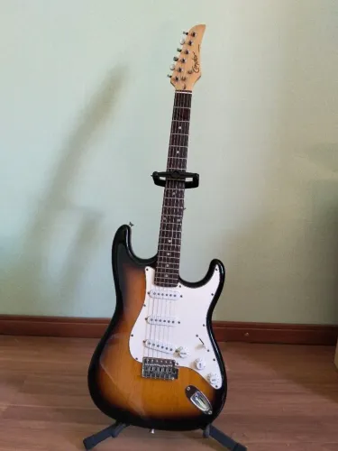 Guitarra Stratocaster Condor mais acessórios.
