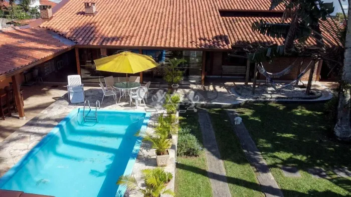Casa com 4 dormitórios, 2 suítes, piscina, uma quadra da praia à venda, Praia das Palmeira
