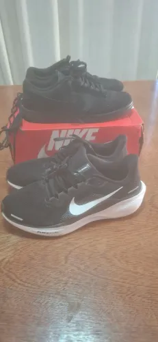2 pares de tênis nike. Estilo e performance.