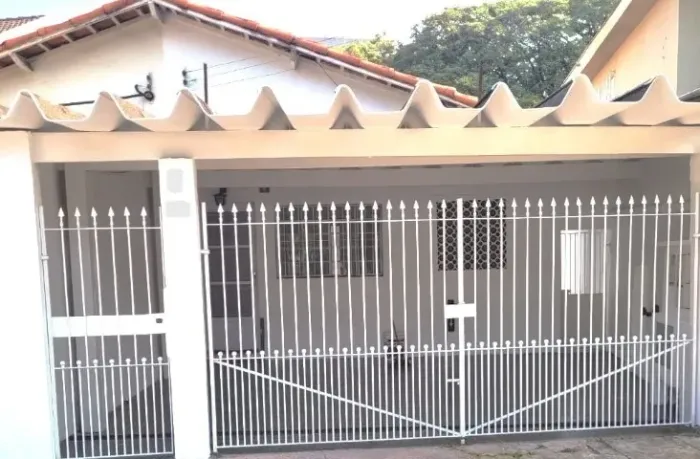 ALUGA-SE CASA TÉRREA COM EDÍCULA- TABOÃO DA SERRA-SP