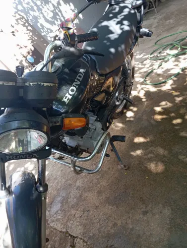 Vendo 125 preta , em dias , no meu nome só transferir 