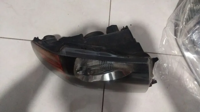 Farol Pajero lado direito Tr4 04/05/06 máscara Negra