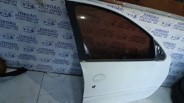 Porta dianteira direita Peugeot 207 sem acessórios, somente lata.
