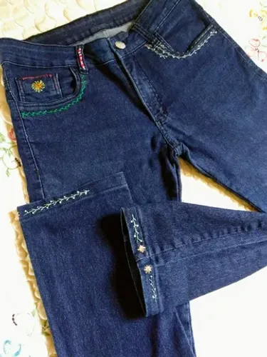 Calça jeans bordada a mão