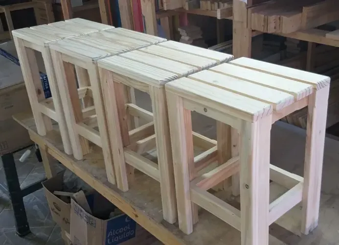 Banquinhos de madeira