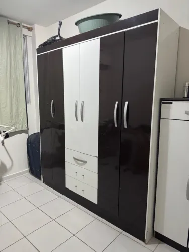 Guarda-Roupas de Casal Preto e Branco