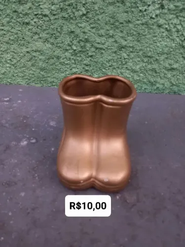 Vasinho Decorativo em Formato de Botinha Dourada