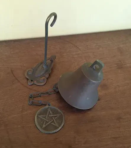 ANTIGO SINO/CAMPAINHA DE PAREDE EM BRONZE MACIÇO COM SUPORTE ORIGINAL E 13 CM DE DIÂMETRO.