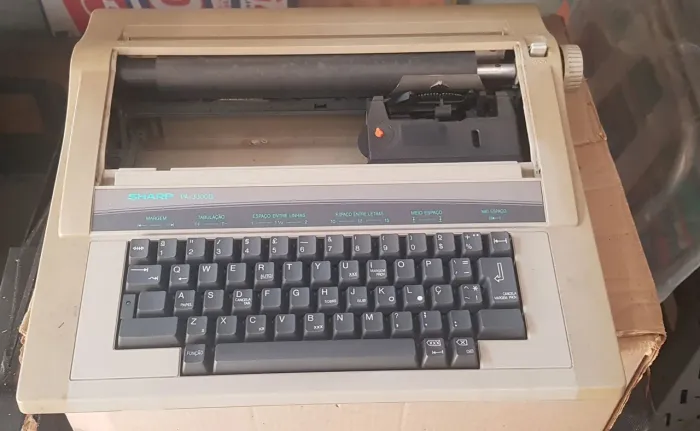 Máquina de escrever Elétrica Sharp PA-3000?