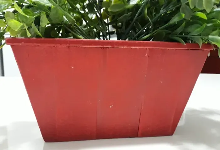 Cachepô Vermelho com Flores Artificiais
