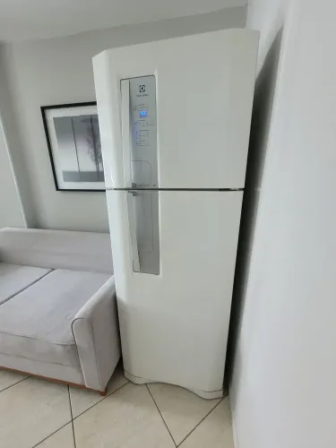 Geladeira Electrolux DF52 - 459L, funcionando parcialmente