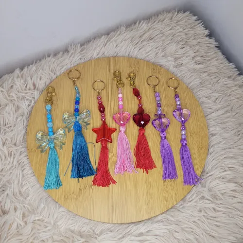 Chaveiros personalizados de coração ou laço com tassel - Argola ou mosquetão