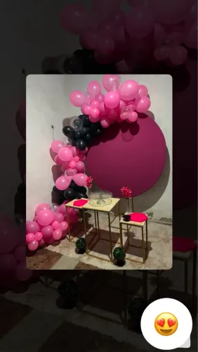Decoração completa com arco de balão tbm desconstruído.