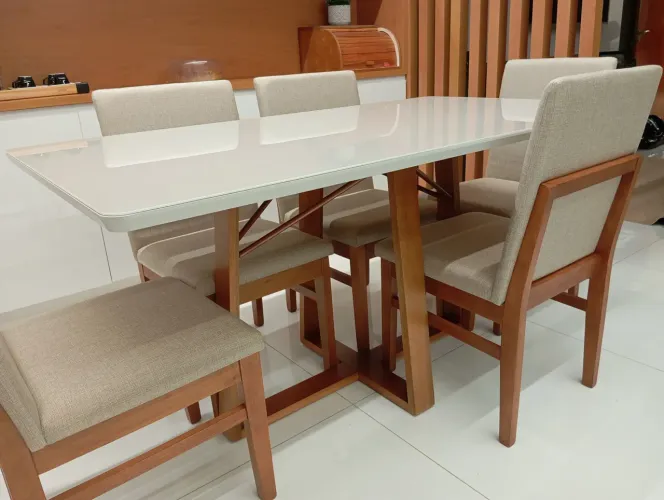 Mesa laqueada com cadeiras de madeira maciça 