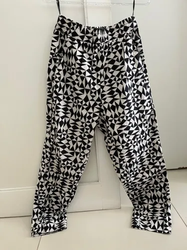 Calça com bolso estampada geométrica P&B (Animale) 