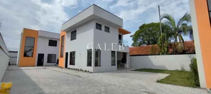 Casa em Condomínio de Luxo com 3 Suítes na Vila Petrópolis, Atibaia-SP: 2 Salas e 120m² de