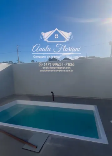 Linda casa com piscina 