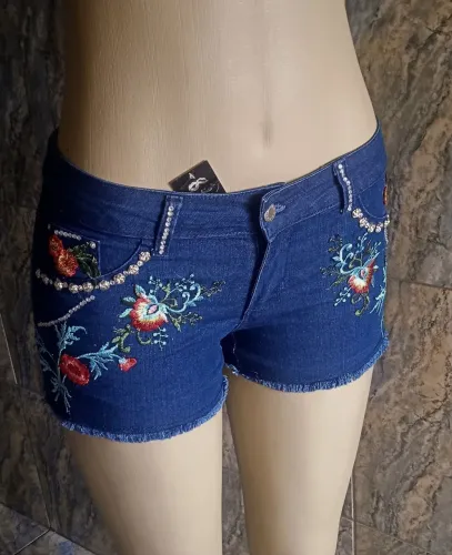 Shorts Jeans Feminino Bordado com Detalhes em Strass