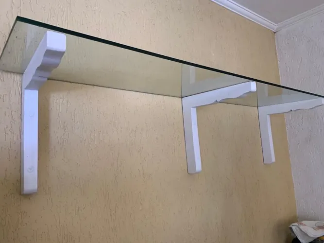Prateleira de vidro e suporte madeira 