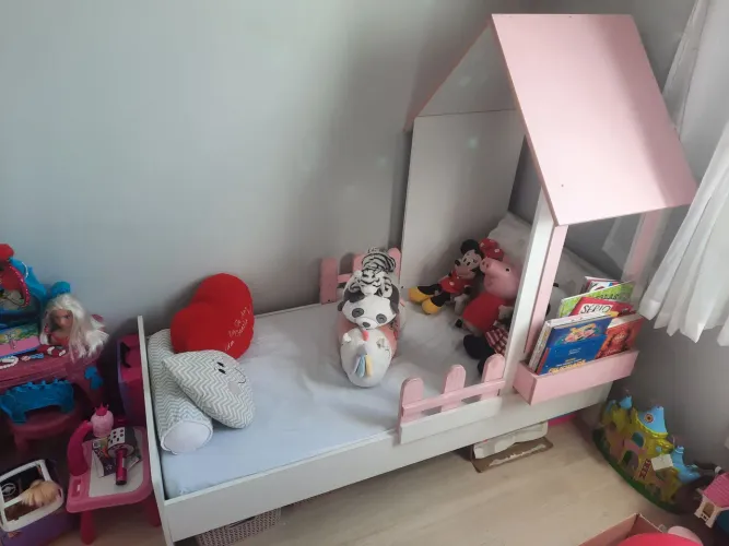 Cama Infantil Casinha com Detalhes Rosa